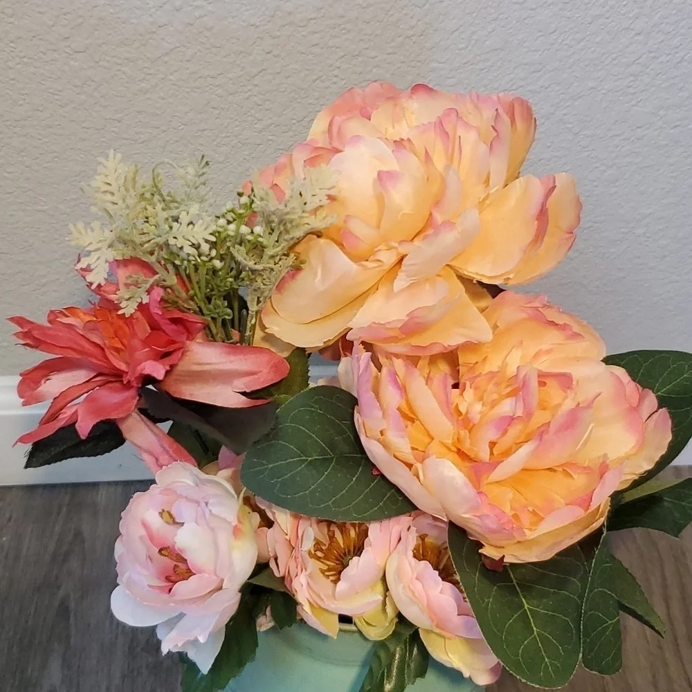 🎏NWOT FLORAL CAN